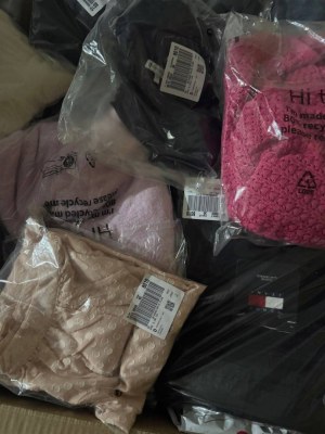 350 € – Vêtements de marques mixtes pour femmes et hommes, 52 pièces, catégorie A–C, re...