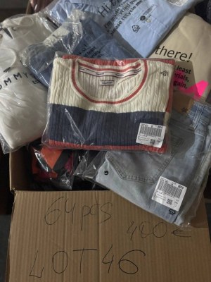 480 € – Vêtements de marque en lot mixte (64 pièces) pour femmes et hommes – 7,50 € par...