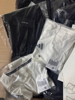 448 € pour 68 pièces de vêtements de marque mixte femme/homme – retours clients, grande...