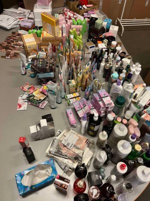 5 €/pièce. Lot cosmétique mixte (50 pièces, total 250 €), marques connues : maquillage...