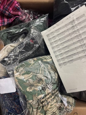 375 € pour 57 pièces de vêtements de marque mixte femme & homme – stock, retours client...