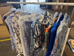 140 € – Lot de jupes femmes mix, 80 pièces, prix unitaire 1,75 €, catégorie A, neuves...