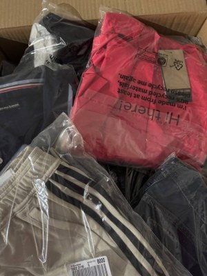 374 € – 67 pièces de vêtements de marque mixte homme/femme, catégories A/B/C, retours...