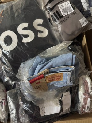 475 € pour un lot de 76 pièces de vêtements de marque pour femmes et hommes (mixte) –...