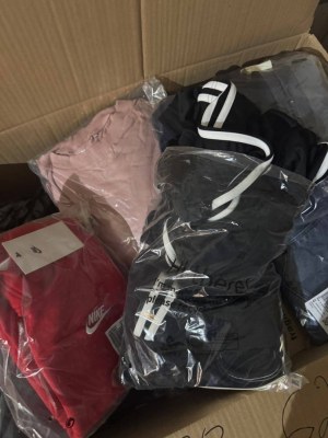 À partir de 360 € – Lot n°88 avec 62 pièces de vêtements de marque pour femmes et homme...