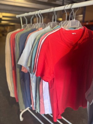 1.038,00 € – Lot de 346 pièces de vêtements homme sans étiquettes : pantalons, chemises...