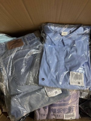 255 € – Lot 100 avec 41 pièces de vêtements de marque pour femmes et hommes, retours cl...