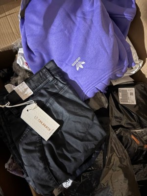 417 € – Lot de marques hommes & femmes, 72 pièces, retours catégories A–C, grandes marq...