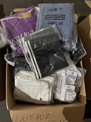 410 € – Lot 107 : 74 pièces de vêtements de marque homme & femme, retours clients A/B/C...