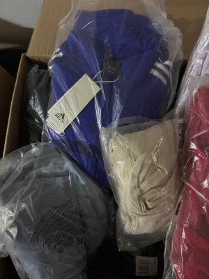 362 € pour 56 pièces – Mix de vêtements de marques pour femmes et hommes, retours clien...