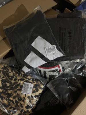 475 € – Vêtements de marque pour femmes et hommes, 77 pièces, mix A-B-C, retours client...