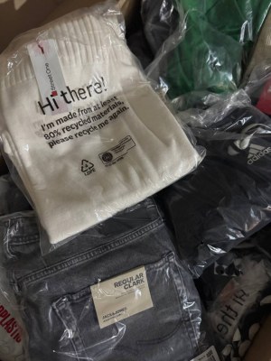 382 € – Lot mixte hommes & femmes, 69 pièces, seulement 5,54 €/pièce, grandes marques...