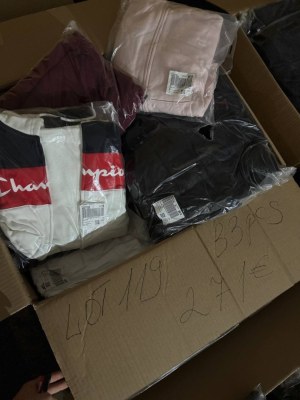 271 € pour 33 pièces – Vêtements de marque pour femmes et hommes (mix), retours clients...
