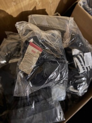 332 € Lot n°120 – Vêtements de marque mixte femme & homme, grandes marques, tailles ass...