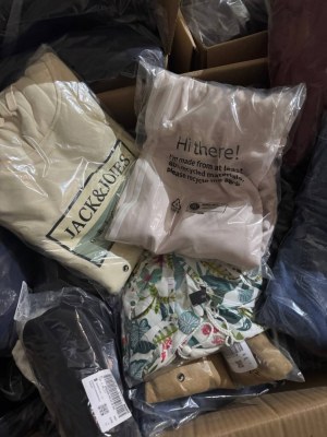 410 € Lot n° 122 – Vêtements de marque mixte femmes & hommes, retours clients A/B/C, ve...