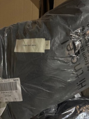 369 € Lot n° 123 – 58 pièces de vêtements de marque femme/homme mix, retours clients,...