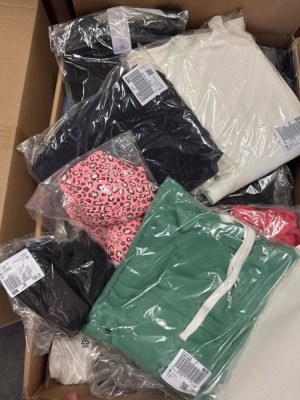 314 € Mix d’été vêtements de marque femmes & hommes, Lot 9 avec 120 pcs, seulement 2,62...