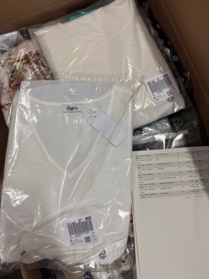 269 € Lot n°10 Mix d’été 104 pcs vêtements de marque femmes & hommes, valeur retail 676...