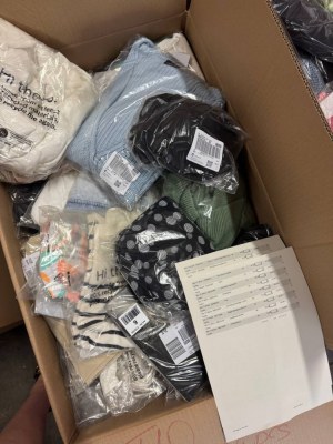 308 € Lot N°11 Mix d’été vêtements de marque femmes & hommes 115 pcs, t-shirts, robes...