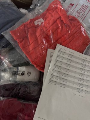 365 € Lot n°125 – 81 pcs vêtements de marque femmes & hommes mix, grandes marques comme...