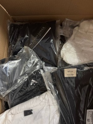 365 € Lot n°126 – 55 pcs vêtements de marque femme & homme mix, valeur retail 3810 €,...