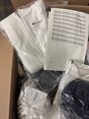 310 € Lot n°130 – 33 pièces Vêtements de marque Femme & Homme Mix, grandes marques Nike...