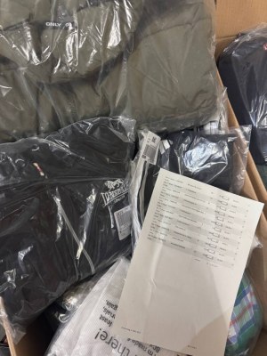 243 € pour 28 pcs – Stock vêtements de marque femmes hommes mix Catégorie A/B/C retours...