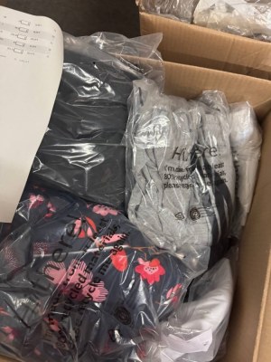 200 € Lot n°134 Vêtements de marque Femme Homme Mix 21 pièces Valeur retail 3810 € seul...