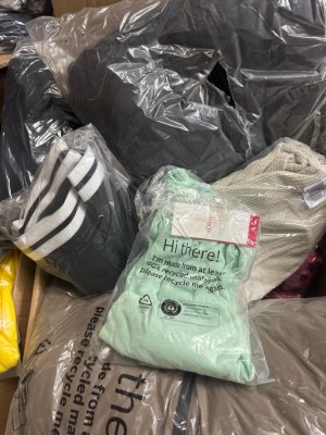 341 € / Palette Vêtements de marque Mix Femme Homme Stock A/B/C 59 pièces retours Nike...