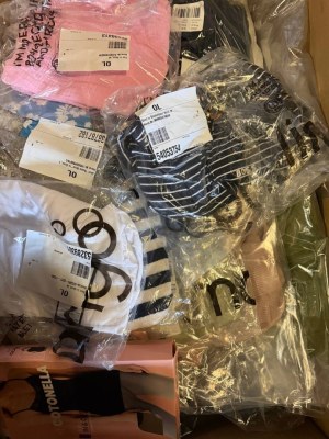 500 € | Mix de t-shirts de marque et manches longues, lot n° 687, 100 pièces, retours...