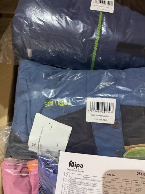 251 € pour 23 vestes enfant de marque, seulement 10,91 €/pièce, catégories A/B/C, valeu...
