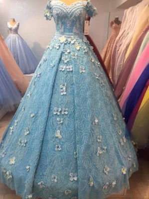 LOT DE 200 ROBES DE SOIREE