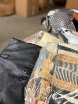 28 € par pièce – Sacs et sacs à dos de marque en lot mixte (50 pièces, retours catégori...)