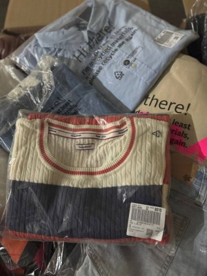 480 € – Vêtements de marque en lot mixte (64 pièces) pour femmes et hommes – 7,50 € par...