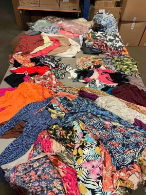 8,50 €/kg – Lot de vêtements femme, 436 kg, mode neuve sans étiquettes, catégorie A, ma...