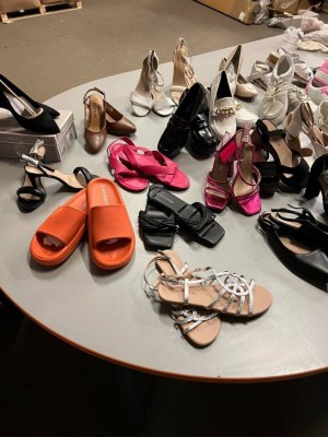 À partir de 4,50 € la paire – nouvelles chaussures d'été, 95 % femmes, 5 % hommes, provenant de...