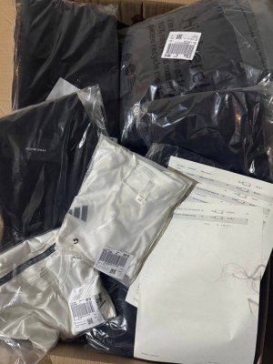 448 € pour 68 pièces de vêtements de marque mixte femme/homme – retours clients, grande...