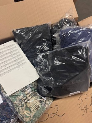 375 € pour 57 pièces de vêtements de marque mixte femme & homme – stock, retours client...