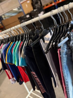 530 € – Lot n°1 : 212 pièces de vêtements pour enfants mixte, catégorie A, neufs sans...