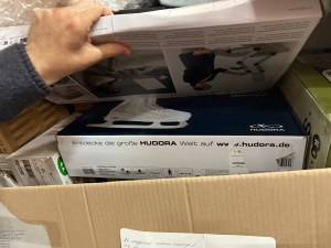 750 € – Palette MIX P11 avec environ 100 articles, électroménager, jouets, meubles, cat...