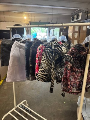 87,50 € par lot – Shorts femme stock mix, 50 pièces neuves sans étiquettes, modèles pou...