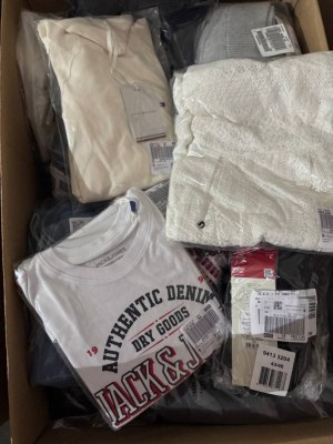 381 € – Mix de vêtements de marque pour femmes et hommes, 64 pièces, valeur au détail...