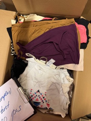 180 € par lot – Mix de t-shirts femme en stock, 120 pièces, catégorie A, neufs sans éti...