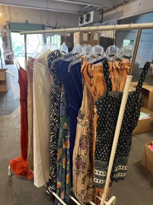 195 € par lot – Combinaisons femme mix, 100 pièces, catégorie A, neuves sans étiquettes...