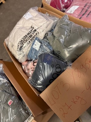 241,65 € Lot 3 vêtements de marque pour femmes et hommes, 45 pièces, 27 kg, grandes mar...