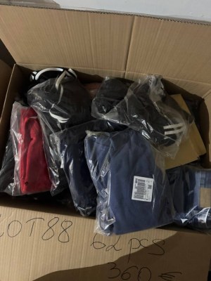 À partir de 360 € – Lot n°88 avec 62 pièces de vêtements de marque pour femmes et homme...