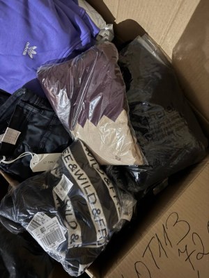 417 € – Lot de marques hommes & femmes, 72 pièces, retours catégories A–C, grandes marq...