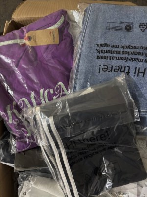 410 € – Lot 107 : 74 pièces de vêtements de marque homme & femme, retours clients A/B/C...