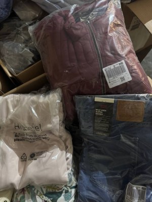 410 € Lot n° 122 – Vêtements de marque mixte femmes & hommes, retours clients A/B/C, ve...