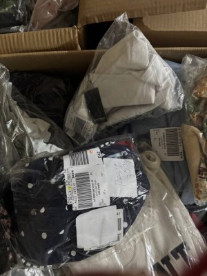 425 € Lot N°124 – 73 pcs vêtements de marque homme/femme mix, grandes marques Nike, Adi...